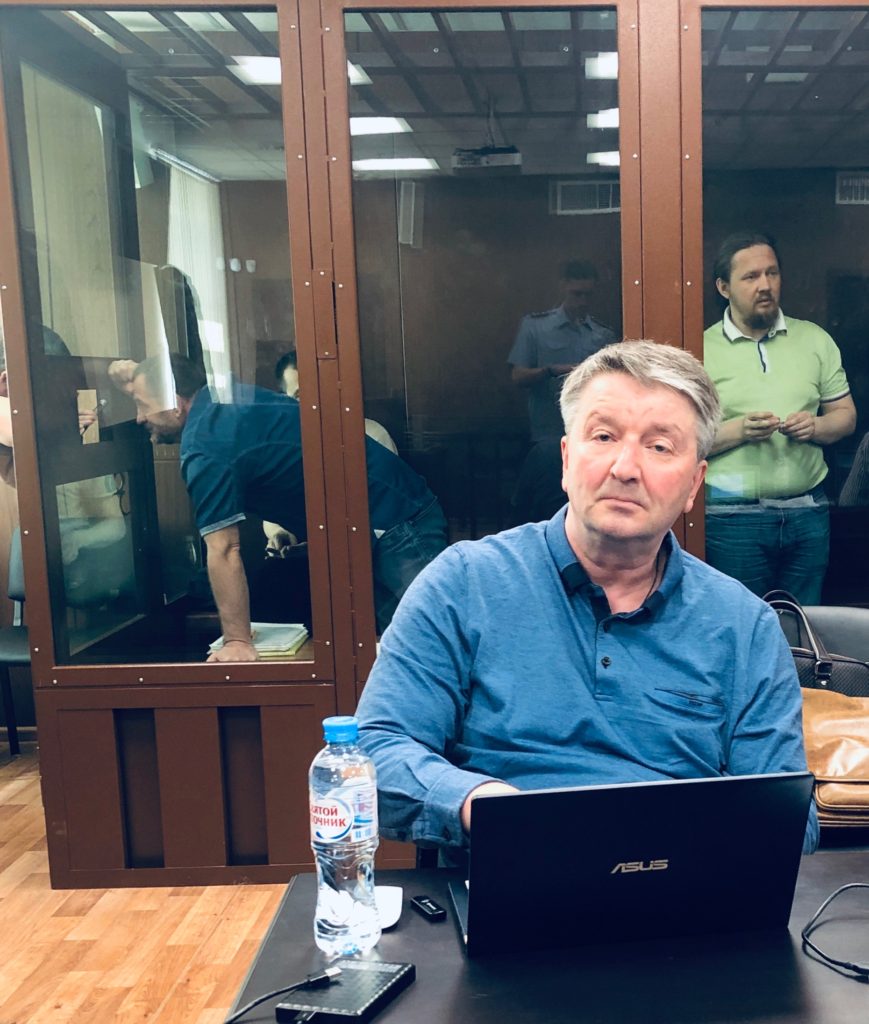 Адвокат Куприянов. После 10 часов судебного заседания в Мещанскому суде в жару. Дело "белгородских энергетиков". Защитник Виктора Филатова. 2019г.